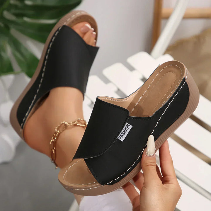 Comfortabele instap slippers met sleehak - Noëlle