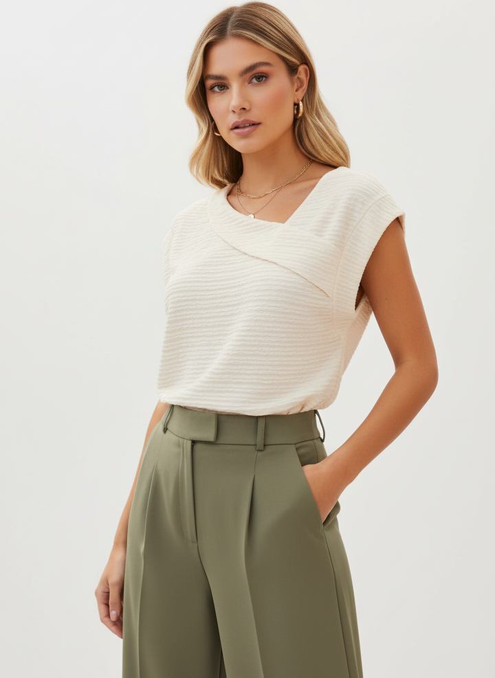 Elegante mouwloze top met overslag halslijn – Isadora