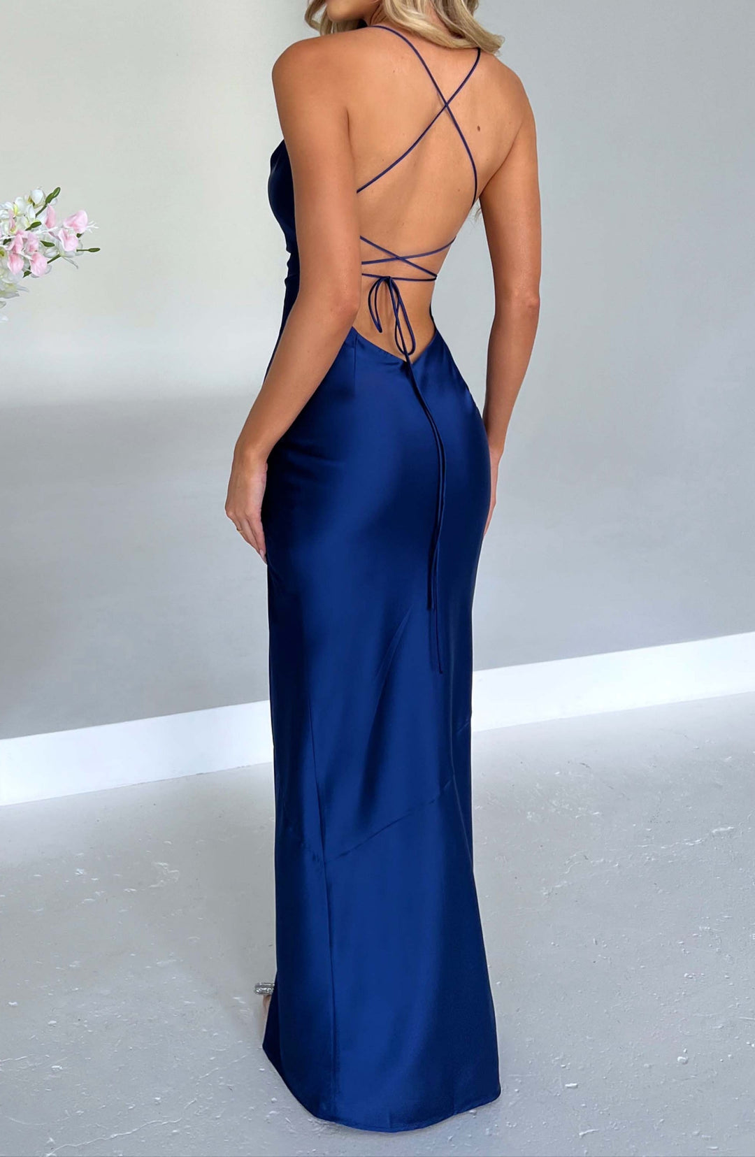 Maxi jurk met split en satijnglans – navy