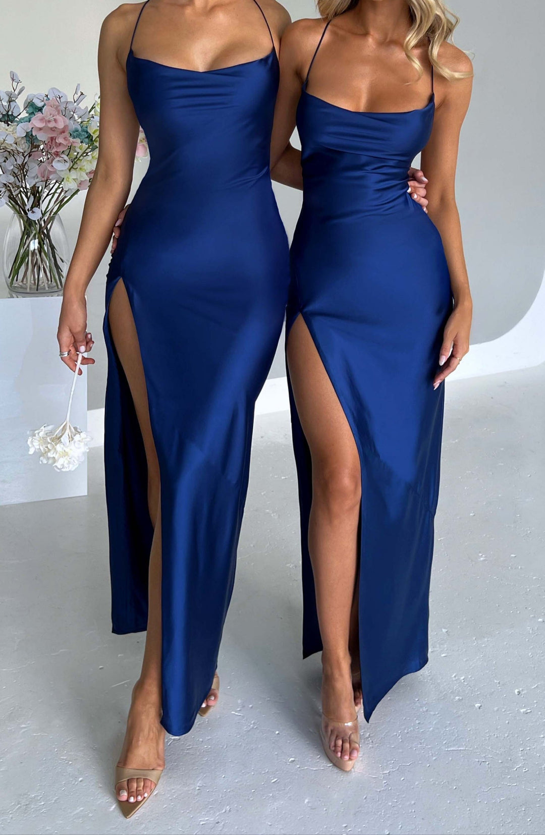 Maxi jurk met split en satijnglans – navy